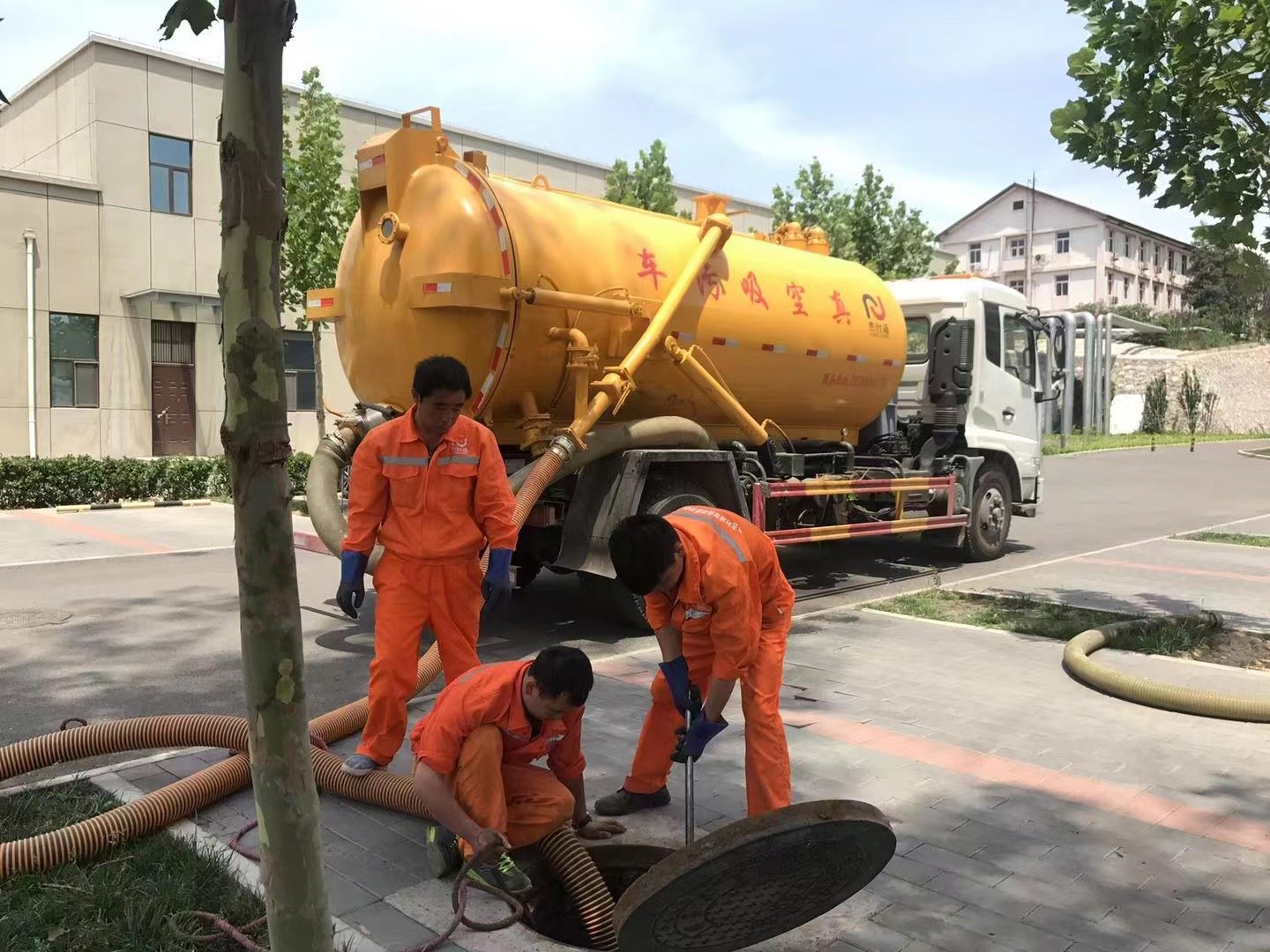 鄂伦春管道疏通车停在窨井附近