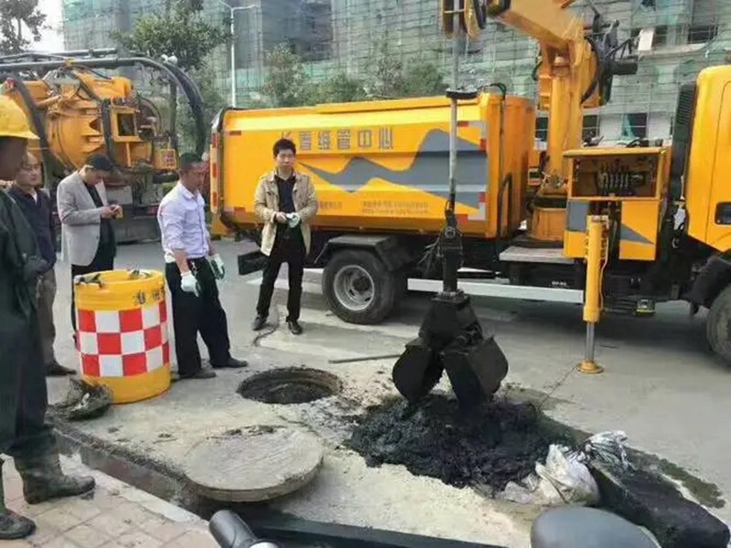 鄂伦春街道：网格员化身“清道夫”，为民解忧疏通“堵心”化粪池