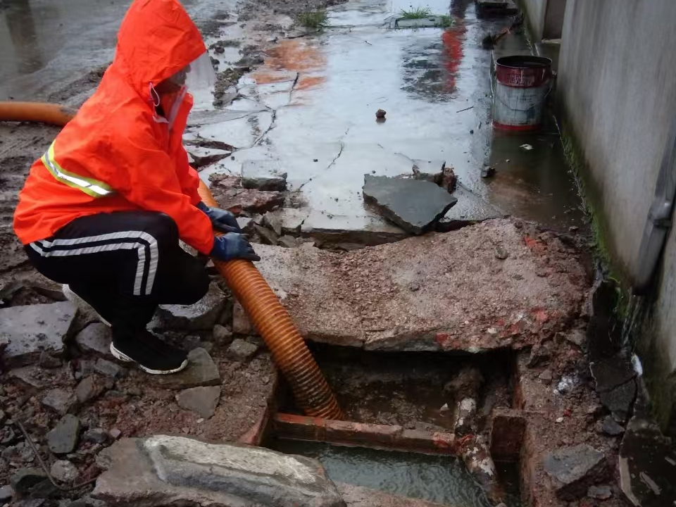 鄂伦春专业清理污水池 炜誉市政以规范流程守护城市 “肠道”